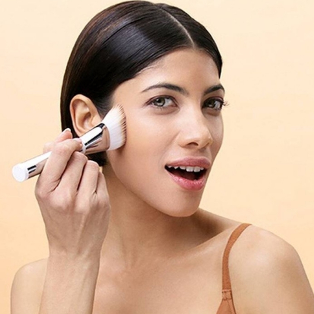 it Heavenly Skin Skin-Hugging Foundation Brush 707 New In Box